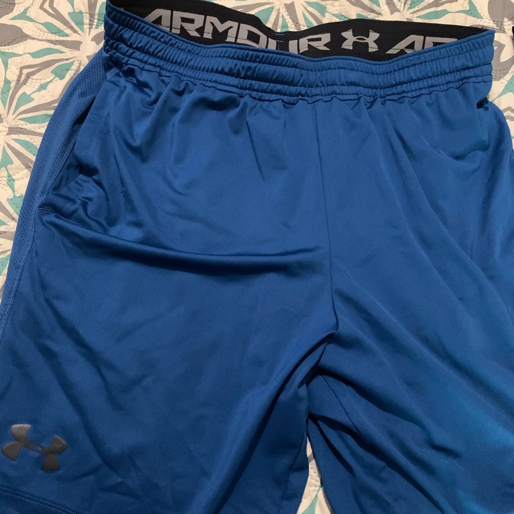 Men’s Large Under Armour fitted shorts - worn once - Picture 2 of 2